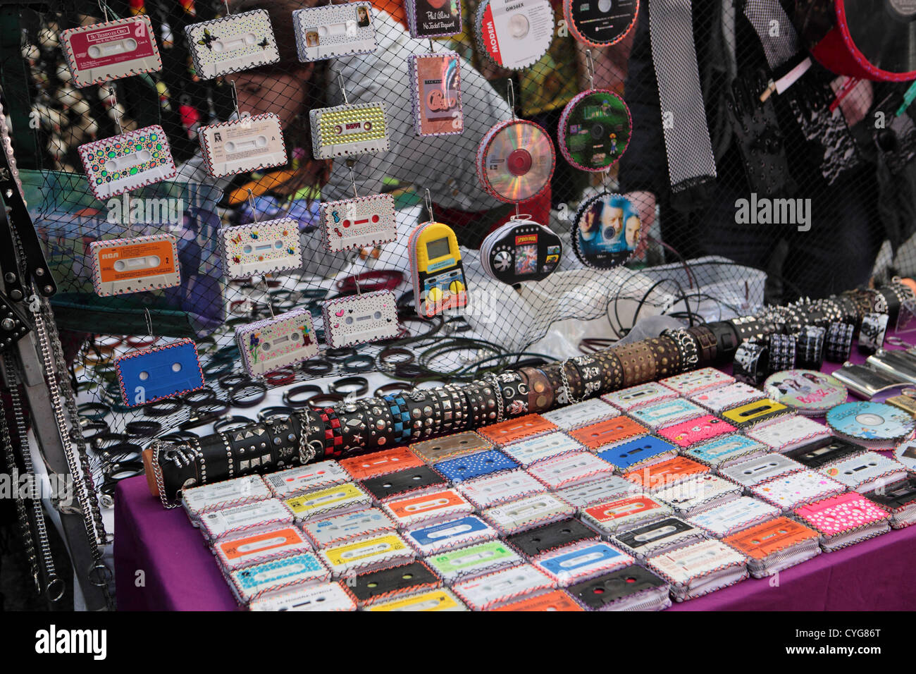 Novedad artículos hechos con cintas de cassette, bolsos y carteras, El Rastro, el mercadillo dominical cala, Madrid, España. Foto de stock
