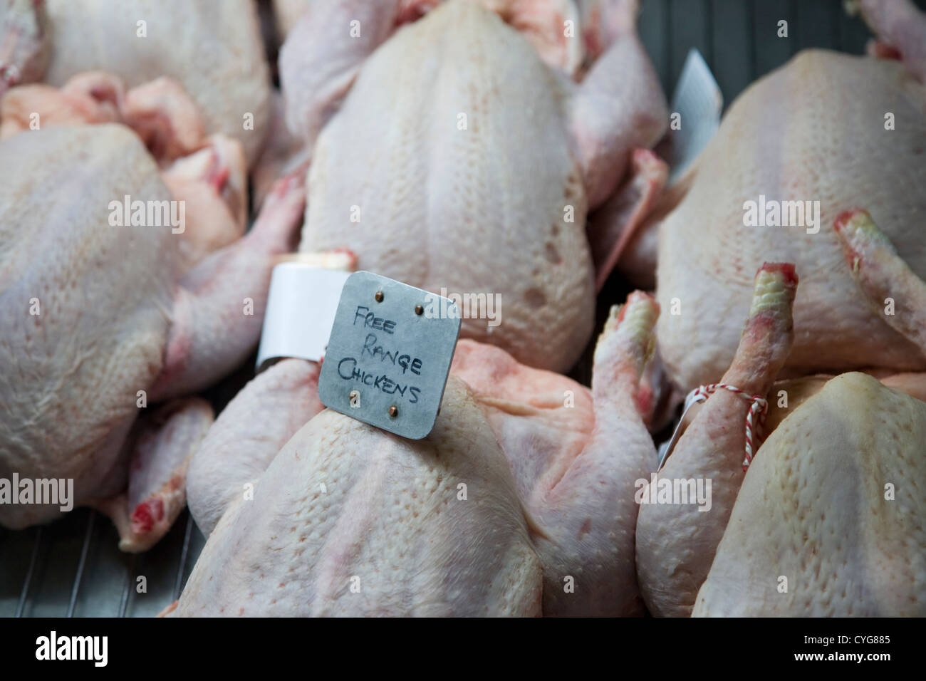 Intervalo libre de pollos en venta Suffolk Wherstead Food Hall, cerca de Ipswich, Suffolk, Inglaterra Foto de stock