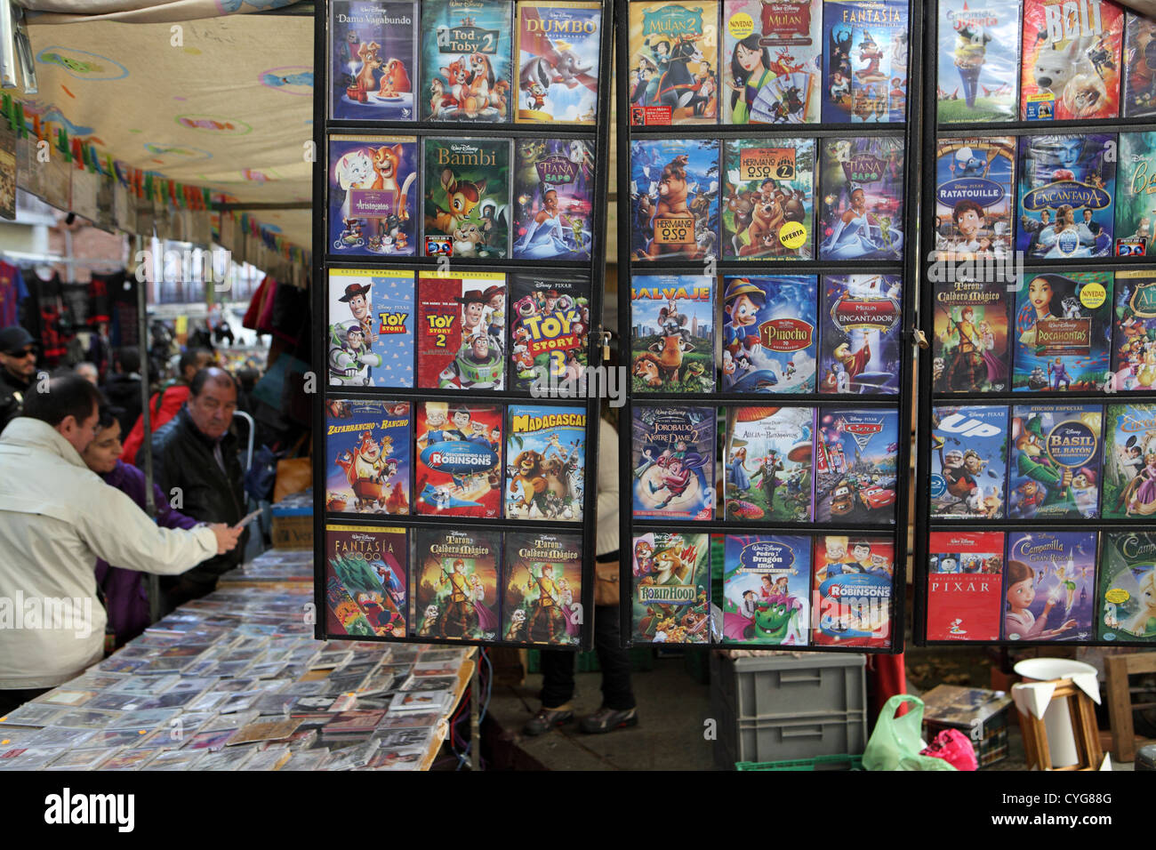 Los clientes de exploración desde una amplia selección de películas de DVD  para la venta en el mercado de la calle, el rastro, Madrid, España  Fotografía de stock - Alamy
