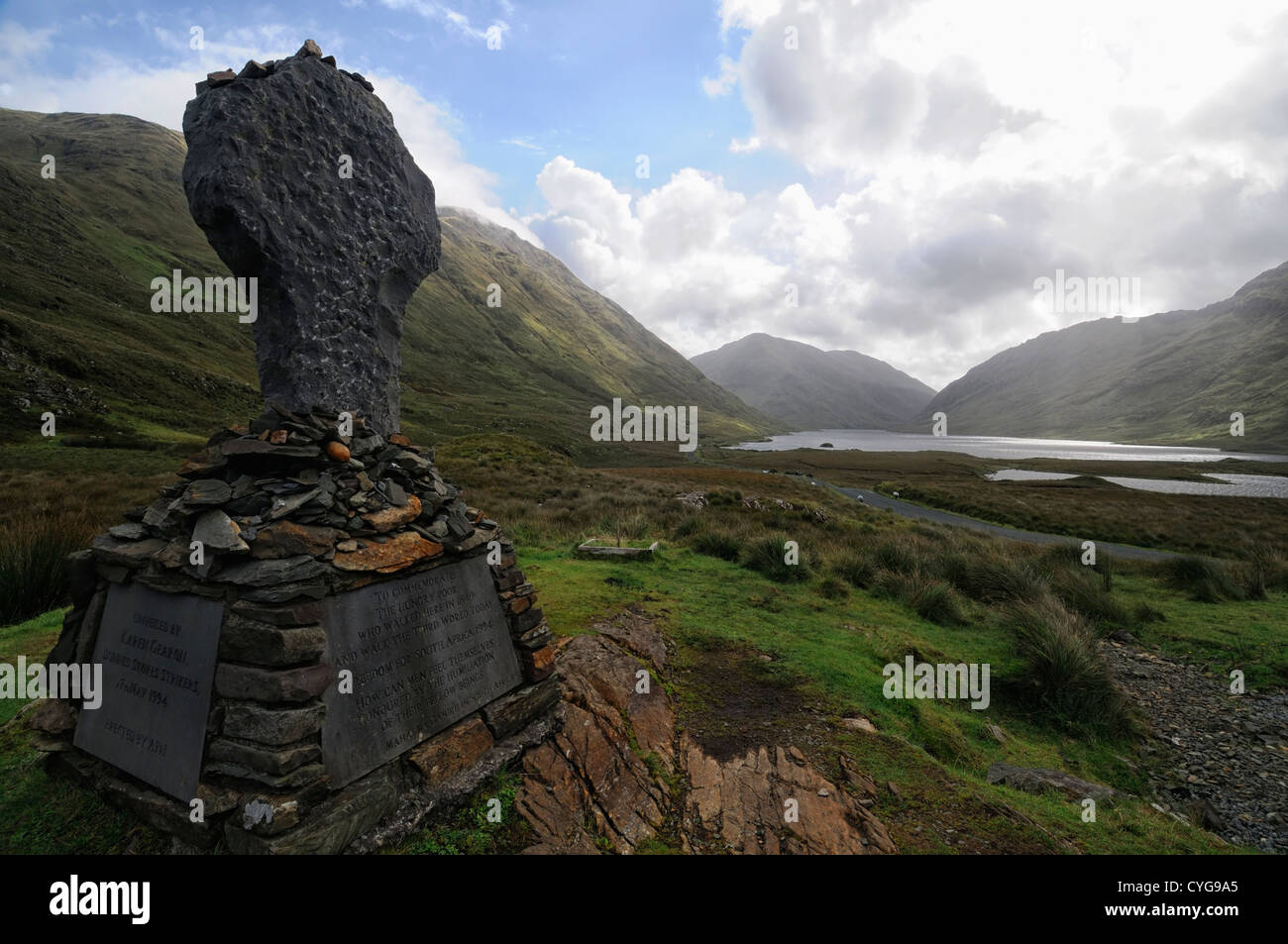 Cruz de piedra memorial Doolough pasar Mayo lago paisajes del valle de Irlanda Foto de stock