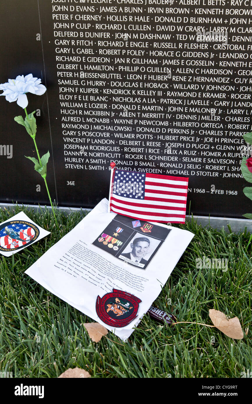 Fichas de recuerdo, viajes Vietnam War Memorial en la pared. Foto de stock