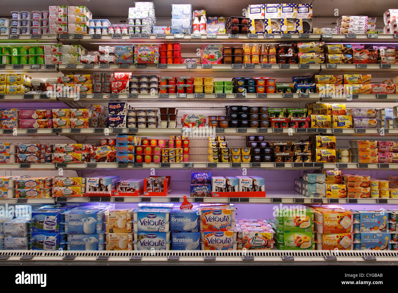 Estante de yogurt en un supermercado Foto de stock