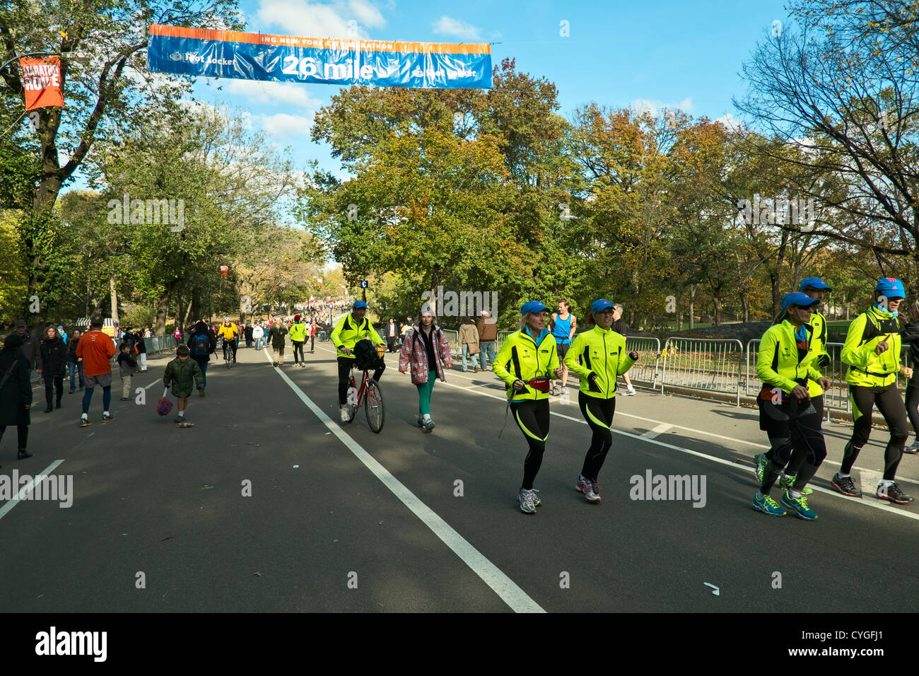 El 4 de noviembre de 2012, Nueva York, NY, EEUU. Los corredores cruzan la marca de 26 millas de la ruta de la Maratón de Nueva York, que fue cancelado debido al huracán de arena. Muchos competidores corrió el Parque Central parte de la ruta, a pesar de la cancelación. Foto de stock
