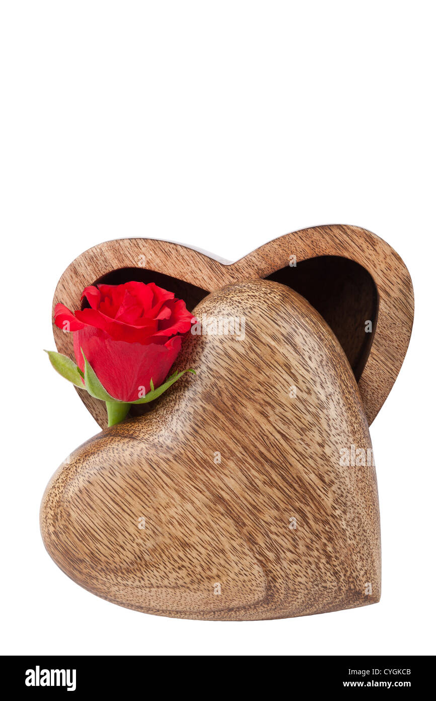 Rosa roja y caja de madera tallada en forma de un corazón de amor, aislado  en blanco con trazado de trabajo Fotografía de stock - Alamy