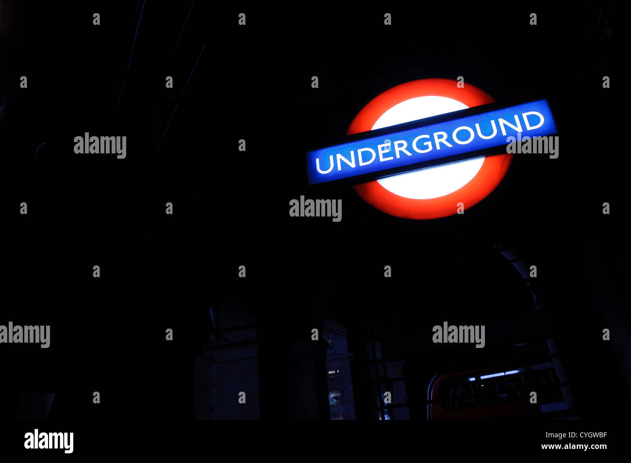 Señal del metro de Londres de noche Foto de stock
