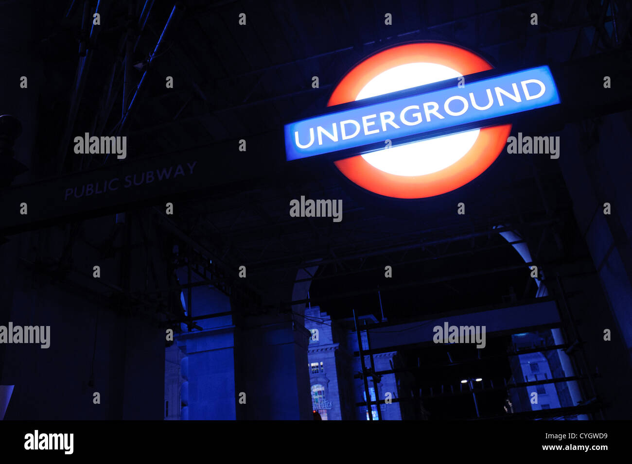 Señal del metro de Londres de noche Foto de stock