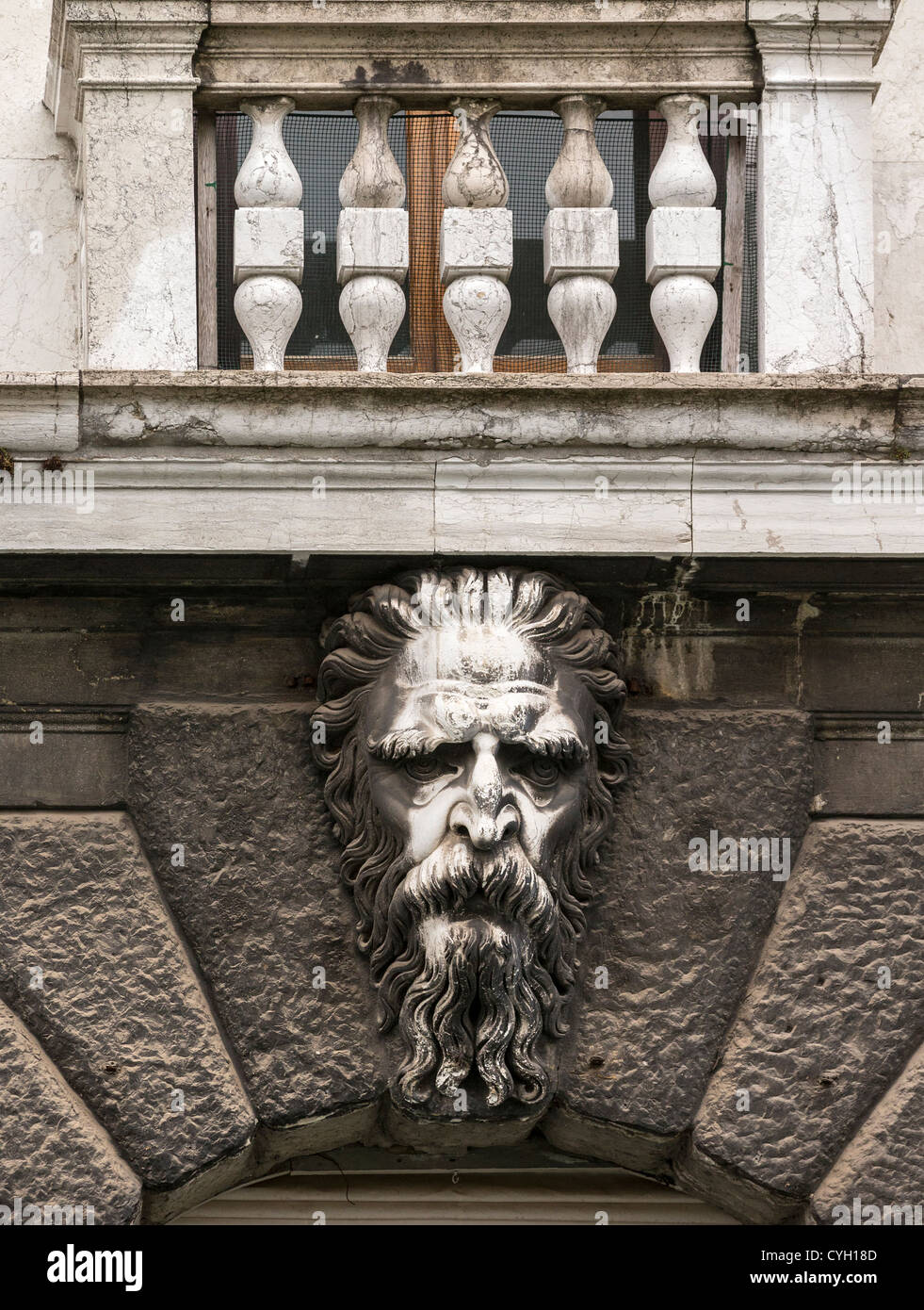 Detalle de un arco en Venecia, la piedra tallada en la forma de un anciano, y las demás dovelas almohadillada. Foto de stock