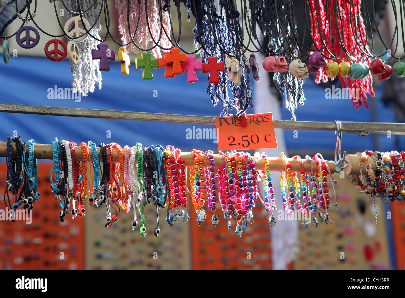 Colorido diversión baratos para venta de joyería 2,5 Euro calada,  mercadillo de El Rastro, Madrid, España Fotografía de stock - Alamy