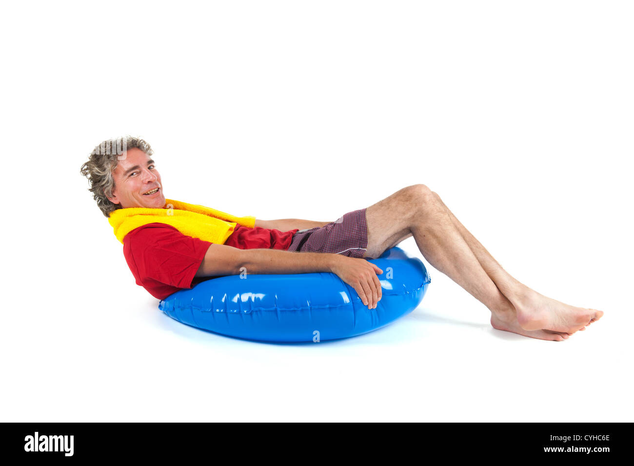 Hombre adulto sentado en un flotador Fotografía de stock - Alamy