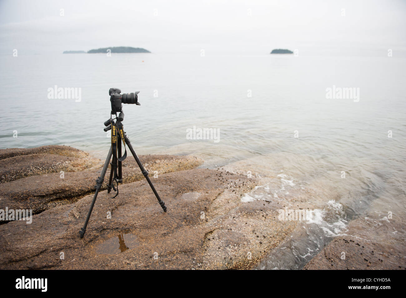 Establezca la cámara en el trípode y vacaciones en la costa de Maine Foto de stock