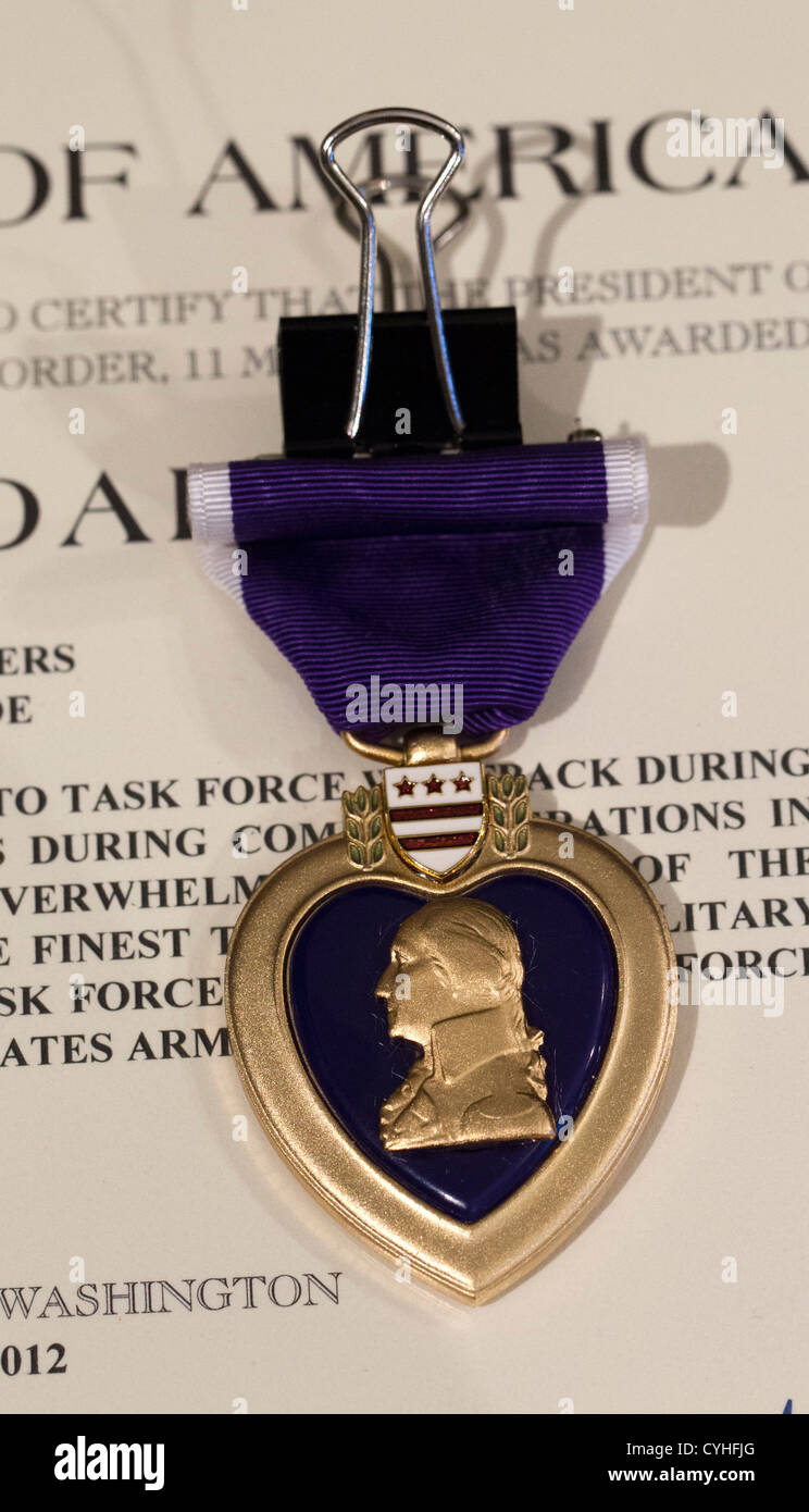 El Corazón Púrpura dado al vuelo del Ejército medic sargento Patrick Rogers de heroísmo mientras servían en Afganistán Foto de stock