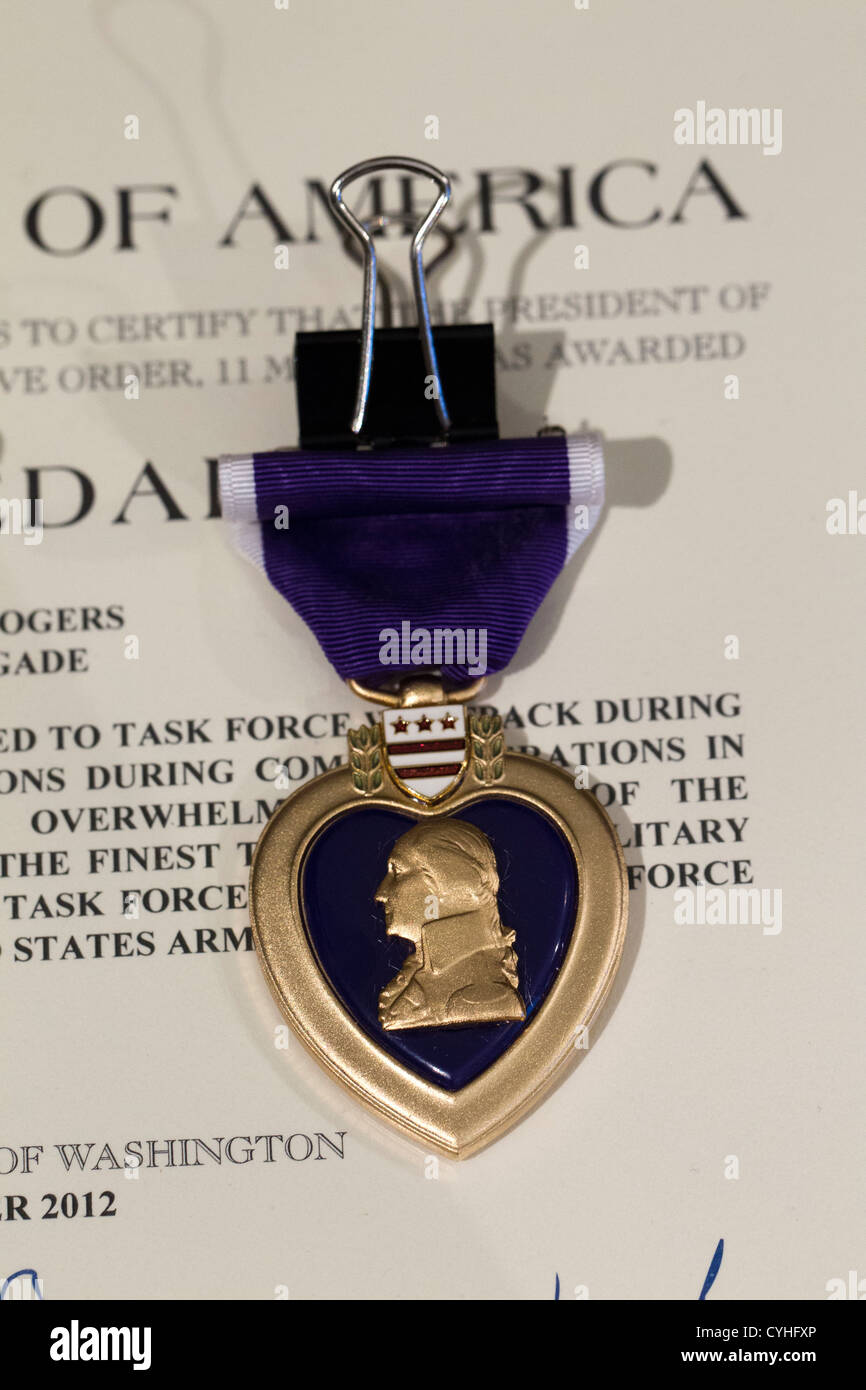 El Corazón Púrpura dado al vuelo del Ejército medic sargento Patrick Rogers de heroísmo mientras servían en Afganistán Foto de stock
