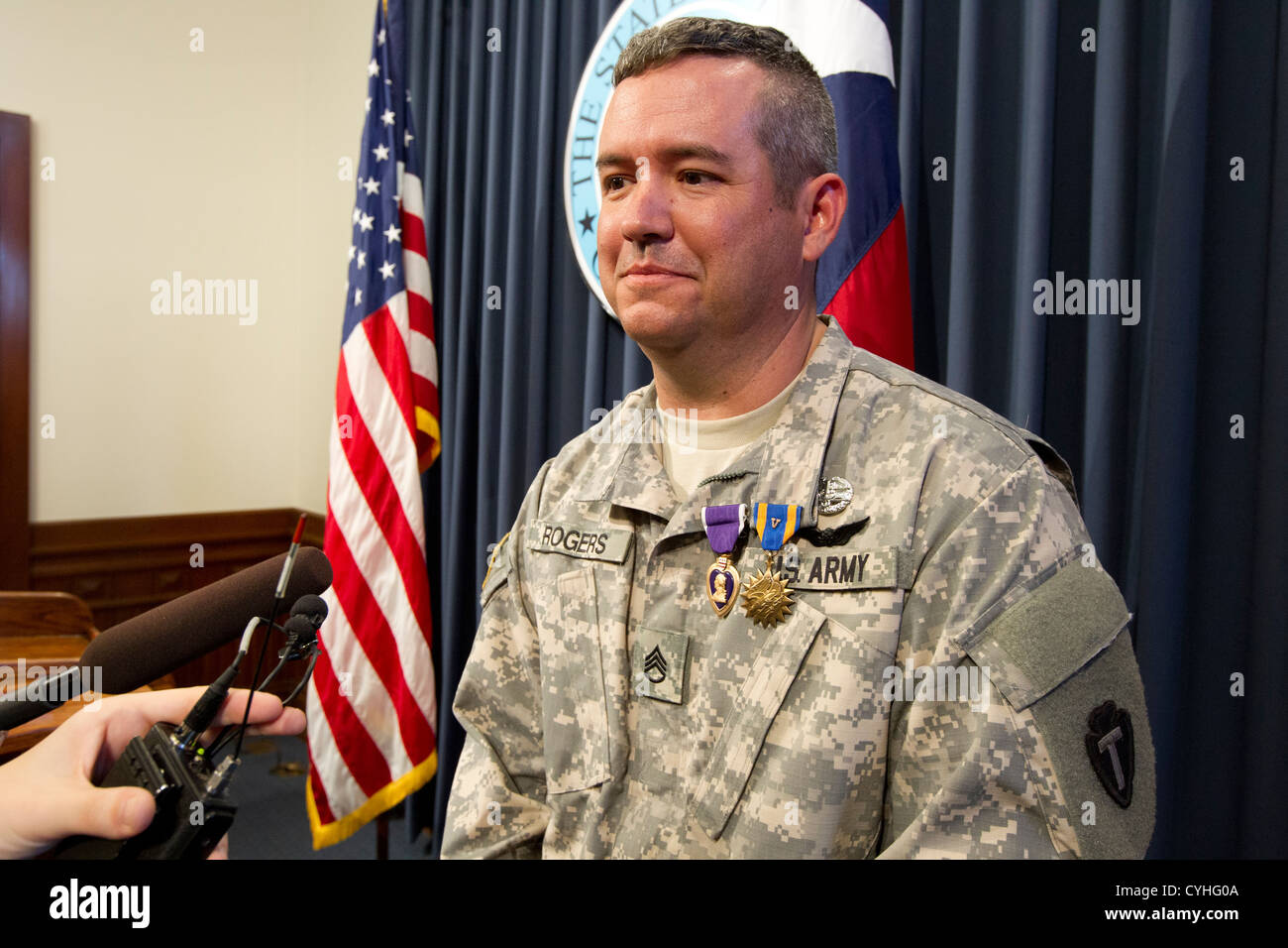 El sargento Patrick Rogers, habla con la prensa después de recibir el Corazón Púrpura del Gobernador de Texas Rick Perry en Austin Foto de stock
