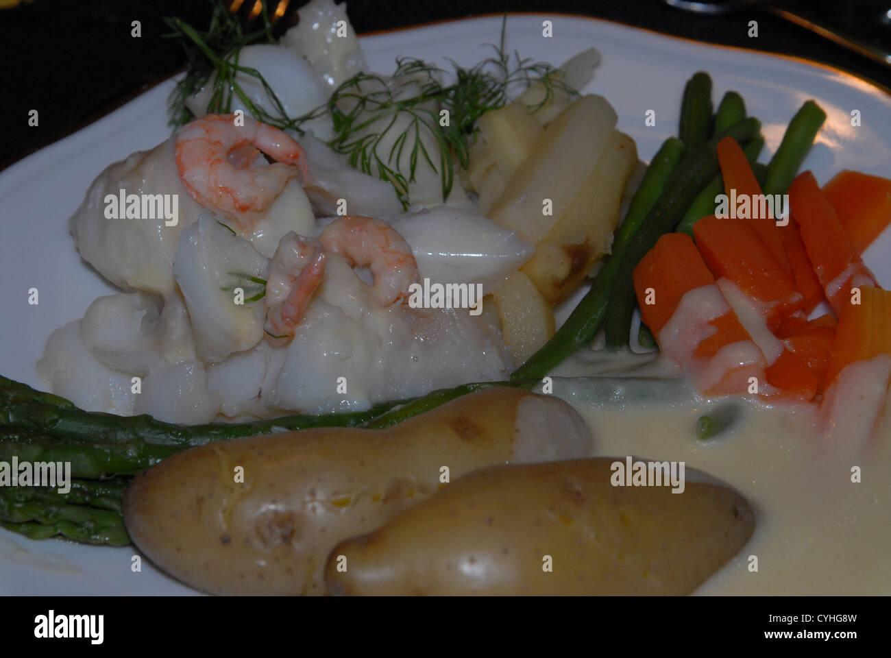 Pescado blanco con salsa holandesa y verduras. Foto de stock