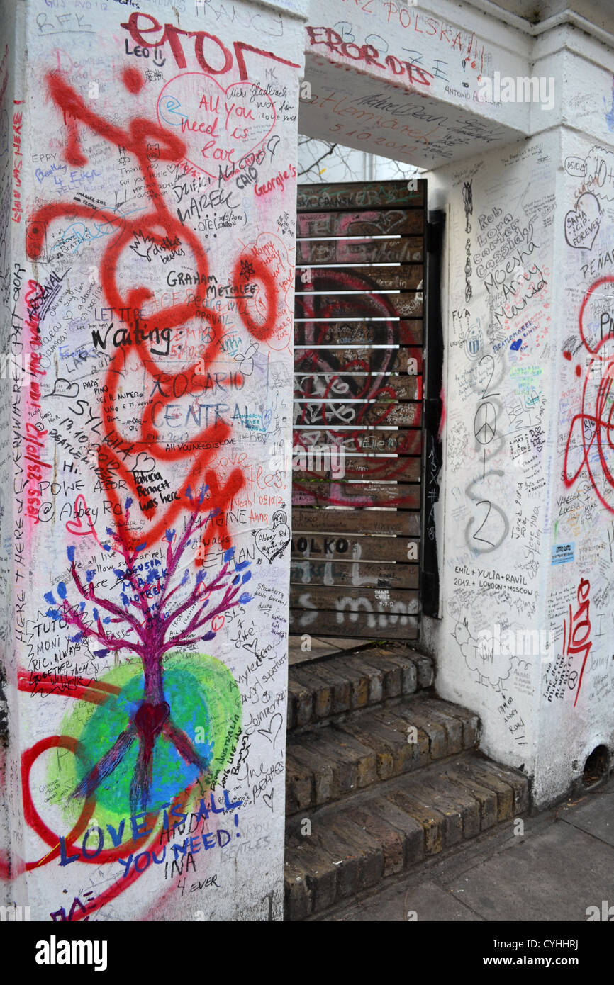 Mensajes en el muro exterior de Estudio de Abbey Road, Londres. Se hizo famoso por los Beatles Abbey Road álbum. Foto de stock