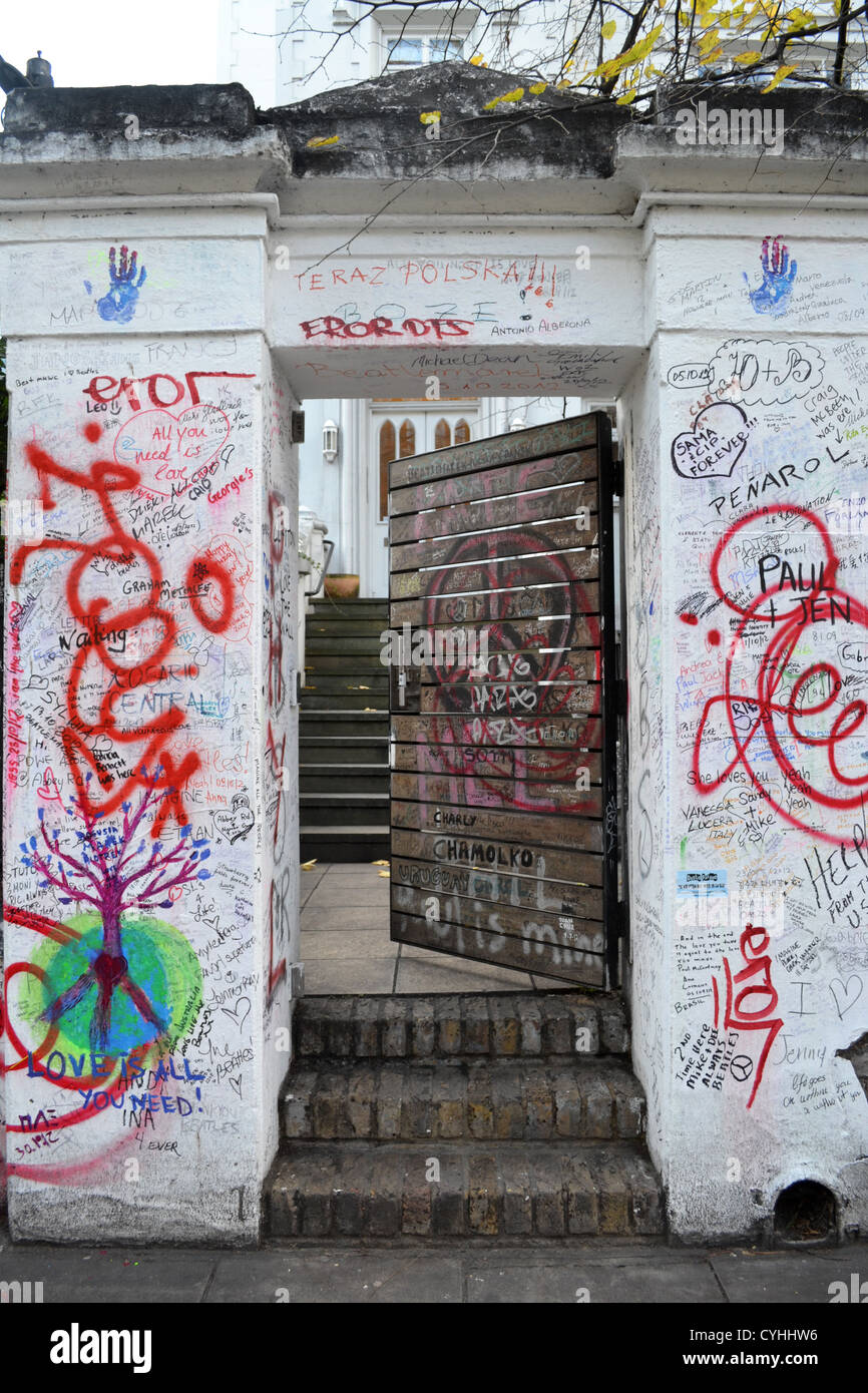 Mensajes en el muro exterior de Estudio de Abbey Road, Londres. Se hizo famoso por los Beatles Abbey Road álbum. Foto de stock