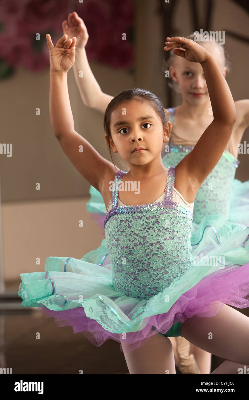 Cute little niñas vestidos de ballet en la práctica en un estudio  Fotografía de stock - Alamy