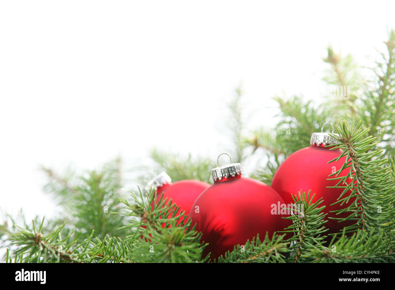 Bolas de navidad con el abeto rama. Foto de stock