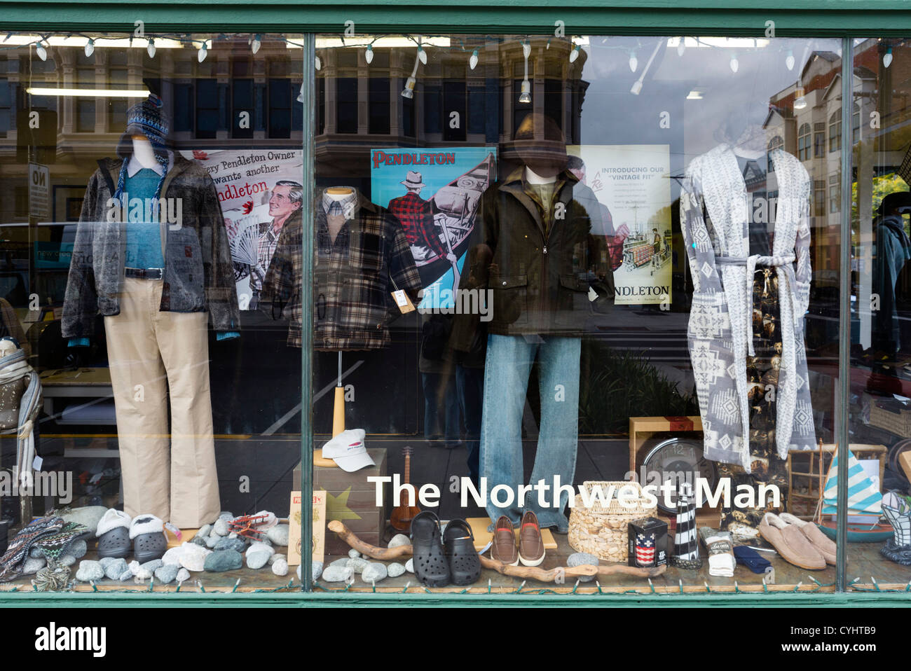 Escaparate de la tienda de ropa exterior Hombre del Noroeste, Port Townsend, Península Olímpica, Washington, EE.UU. Foto de stock
