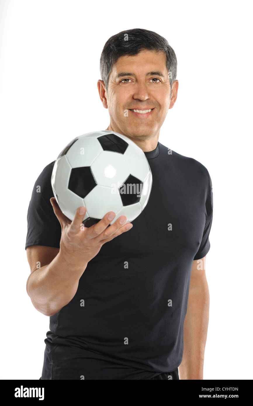 Retrato del hombre hispano madura sosteniendo un balón de fútbol aislado sobre fondo blanco. Foto de stock