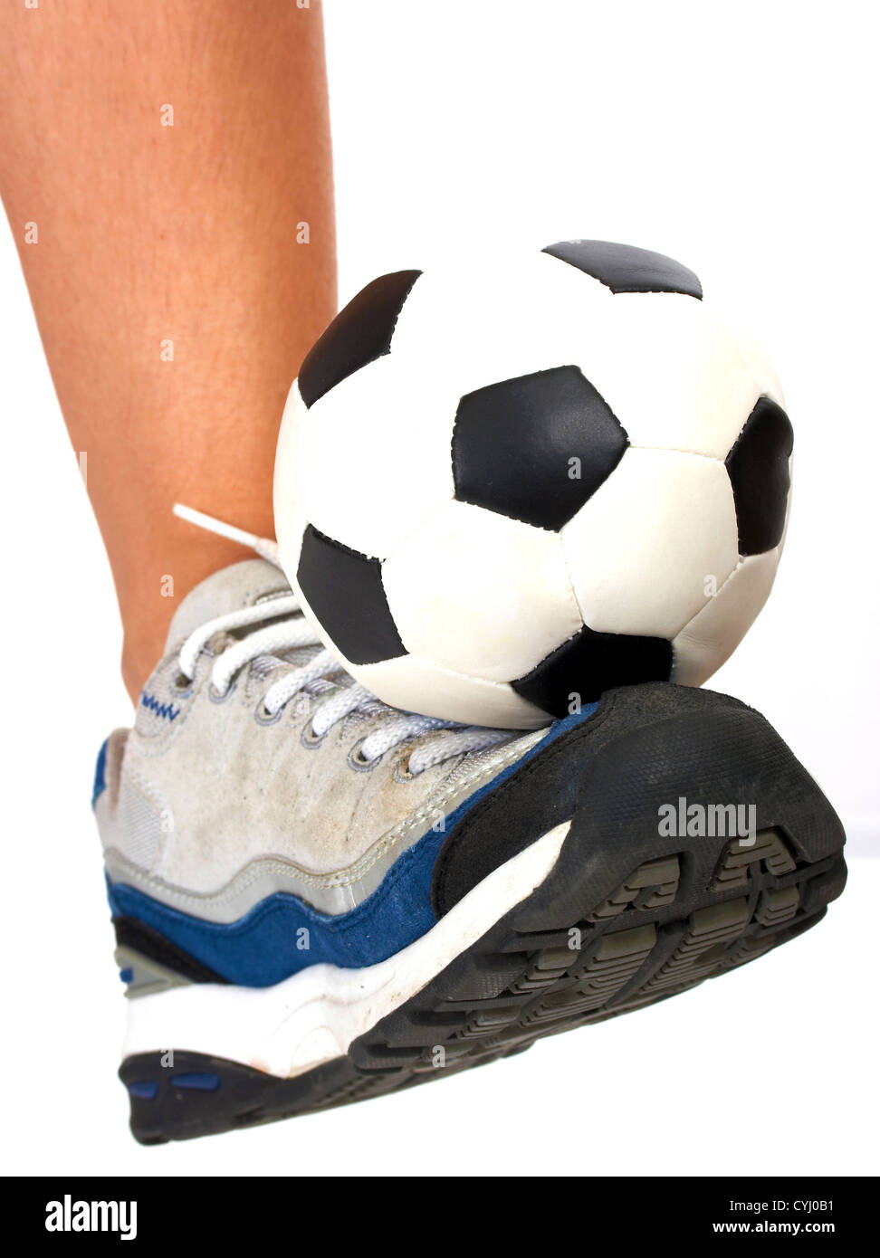 Persona deportiva pateando una pelota de fútbol Fotografía de stock - Alamy