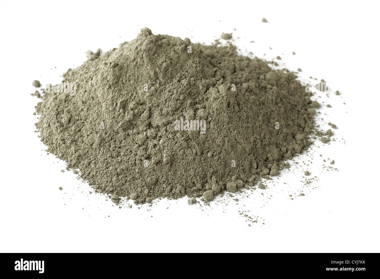 Montón de cemento portland gris seco aislado en blanco Foto de stock