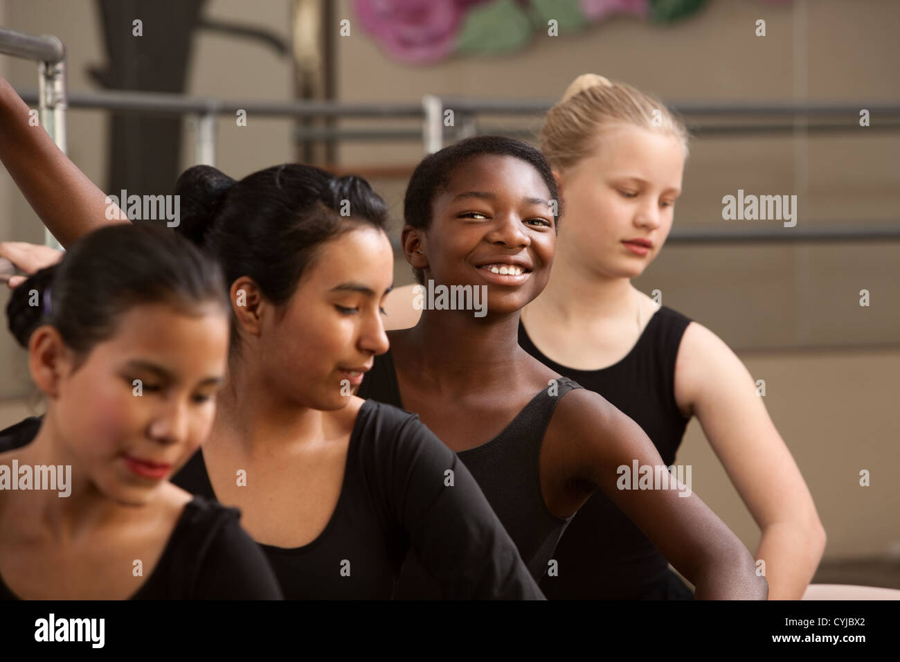 Orgullosa estudiante de ballet con sus compañeros en un estudio de danza Foto de stock