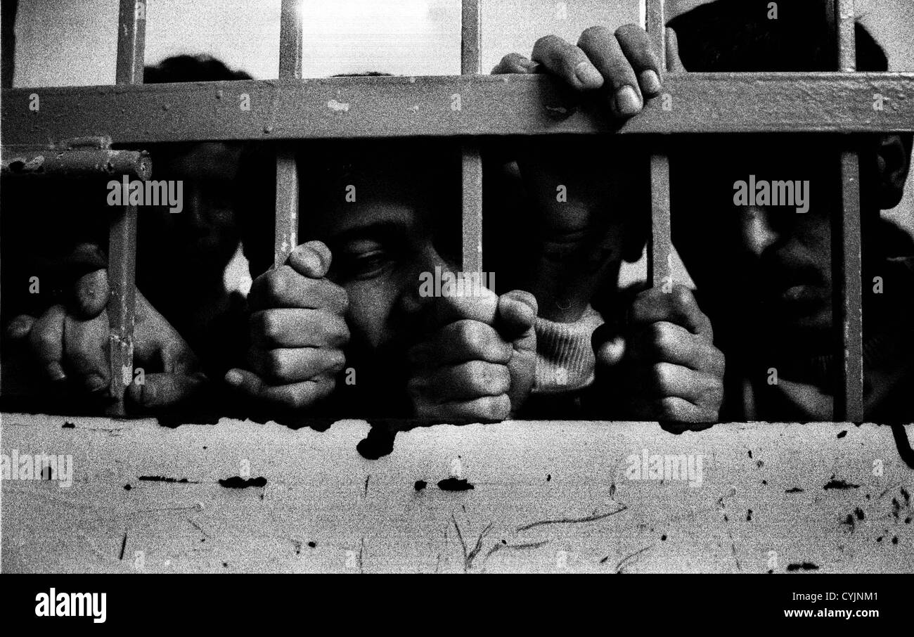 De mayo de 1992. En Arbil, en el norte de Irak. Niños encarcelados por las autoridades kurdas. La administración kurda en el norte de Irak fue criticada por Amnistía Internacional y otros grupos de derechos humanos para el tratamiento de reclusos.Estos niños habían sido encarcelados por robar comida. Foto por:Richard Wayman Foto de stock