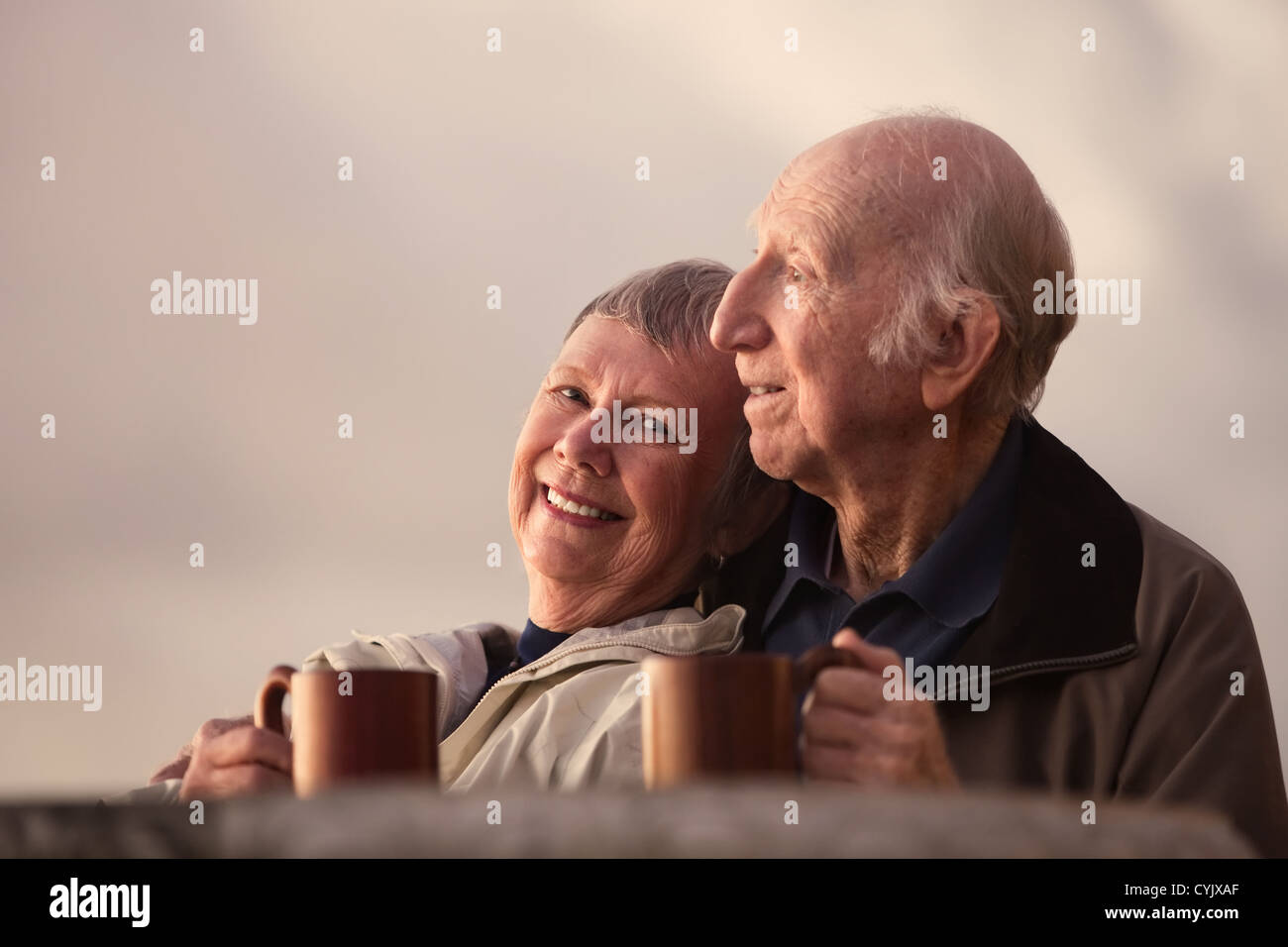 Sonriente mujer madura con mi marido en escena al aire libre Foto de stock