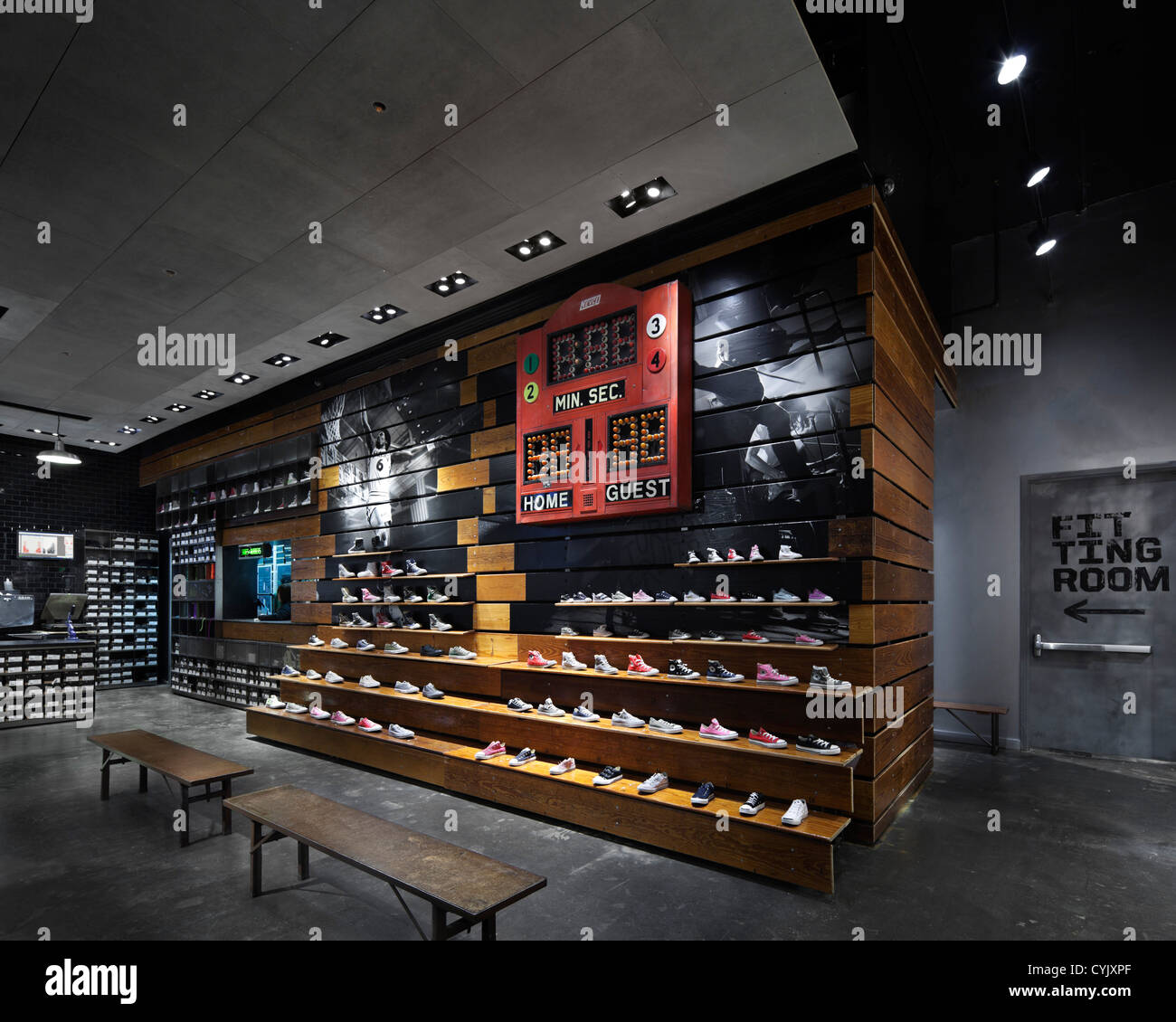 Converse Flagship Nueva York, Estados Unidos. Arquitecto: Arquitecto Jennifer Carpenter, 2011. Tienda de ropa, zapatos, c Fotografía de stock - Alamy