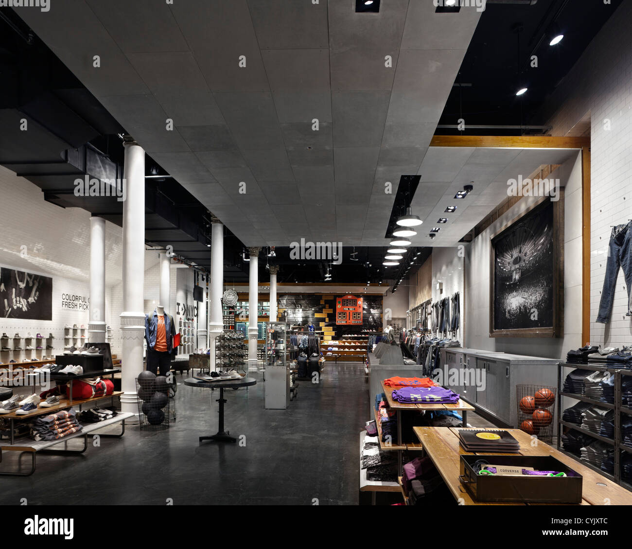 Converse shoe store at broadway soho fotografías e imágenes de alta  resolución - Alamy