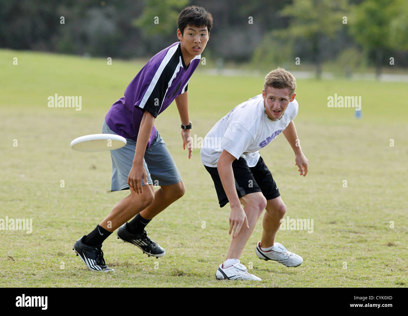 Destello película vitalidad Adolescente guarda su adversario durante un juego Ultimate frisbee en un  torneo high school en Austin, Texas Fotografía de stock - Alamy