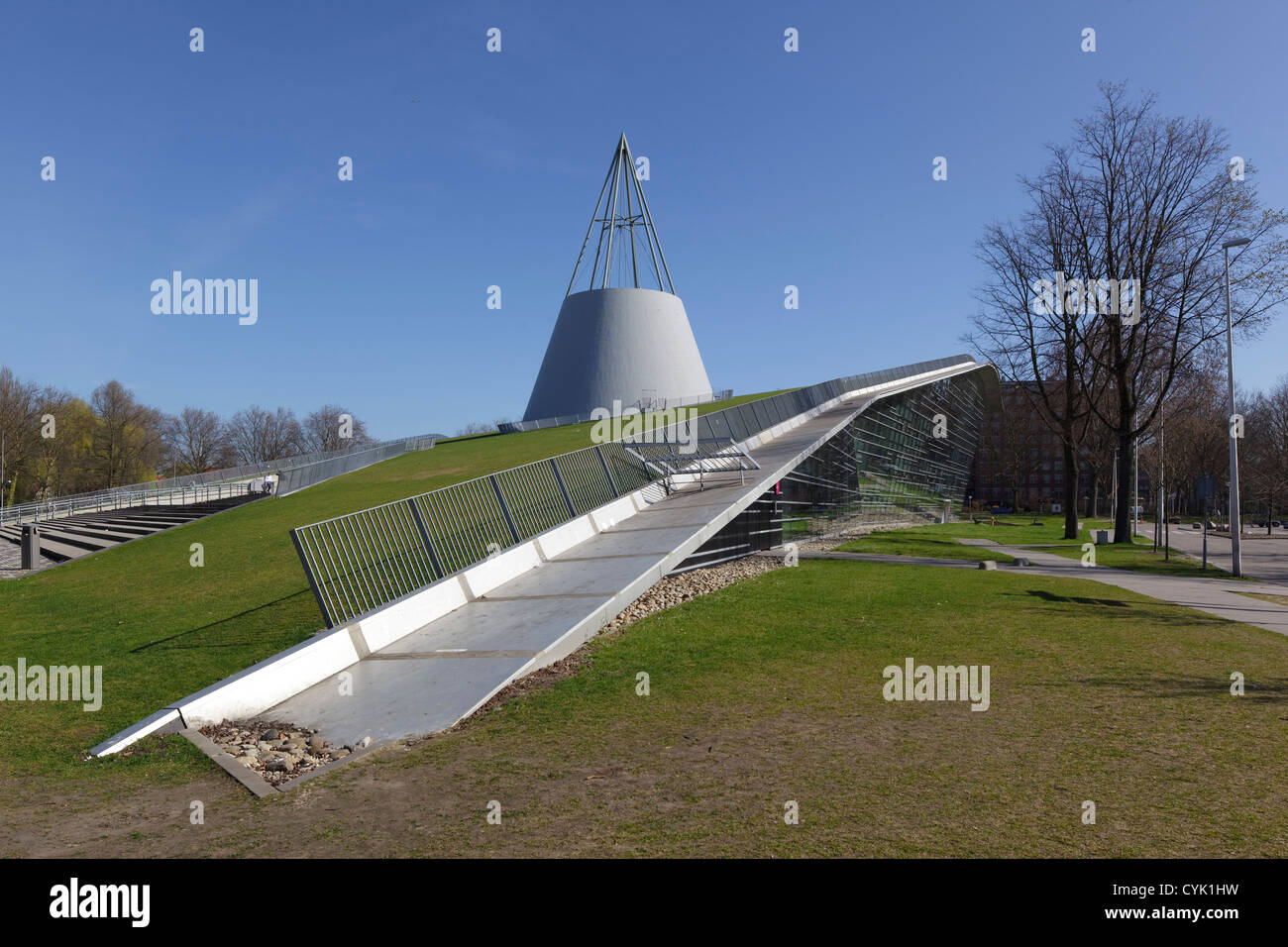 La Biblioteca de TU Delft, Delft, Países Bajos. Arquitecto: oficina Mecanoo  Architecten, 1997. Alzado sur con cono y techo de césped Fotografía de  stock - Alamy