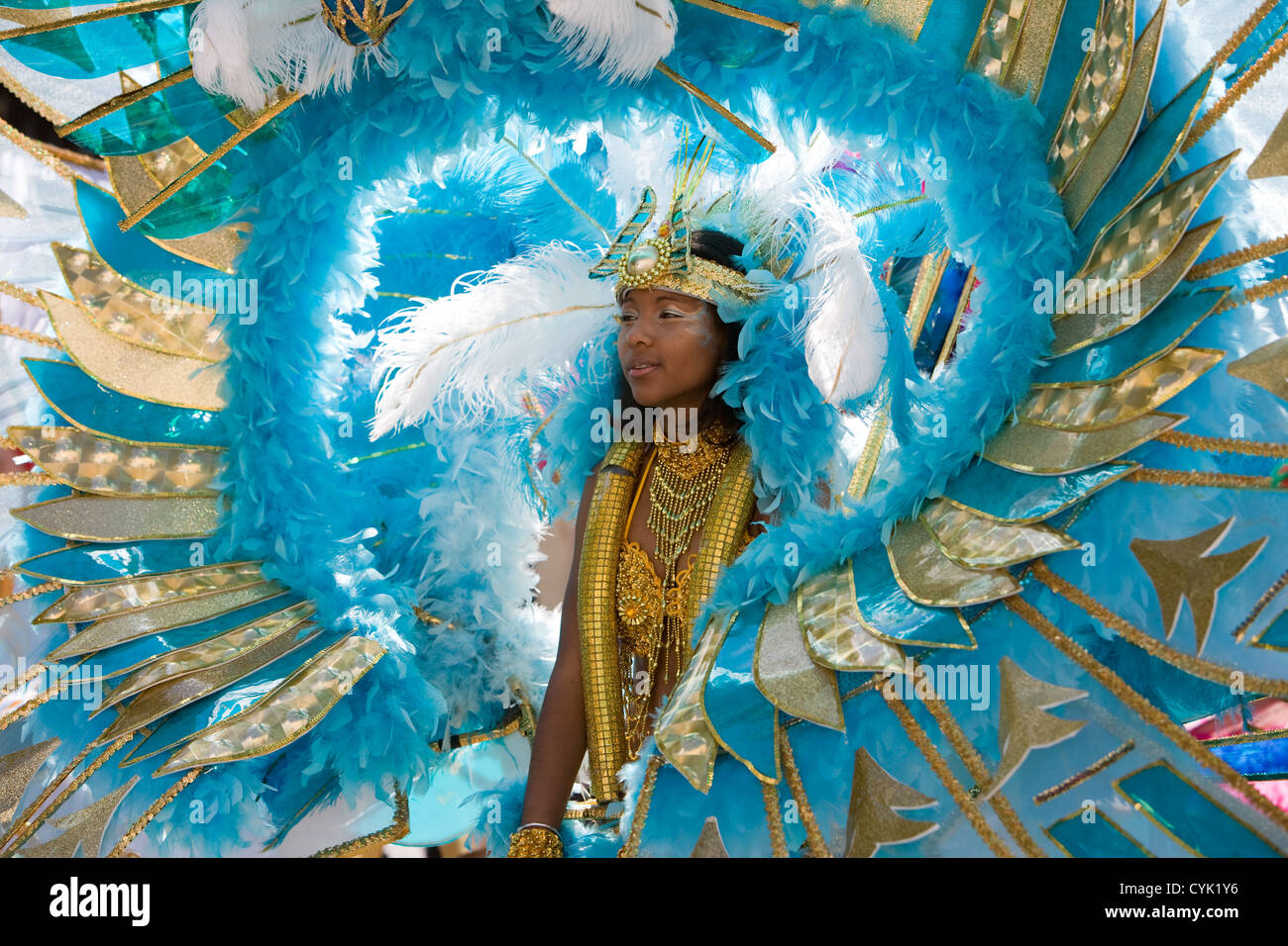 Chica en un colorido traje tradicional en St Pauls Afrikan Caribbean Carnival, Bristol, Reino Unido. Foto de stock