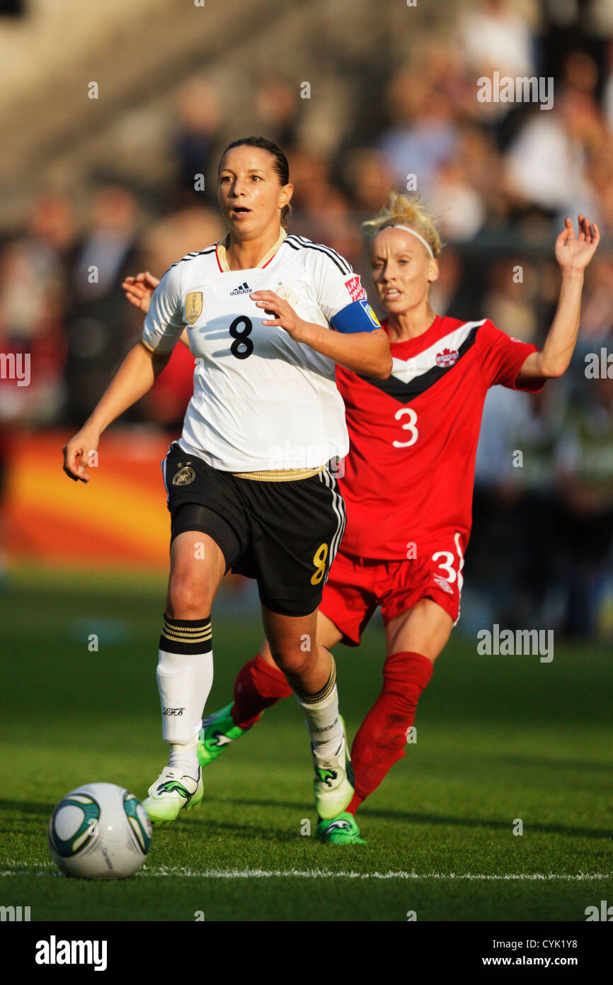 Grings Alemania sobre la pelota durante el inaugural de la Copa Mundial Femenina de la FIFA Soccer torneo contra Canadá Fotografía de stock - Alamy