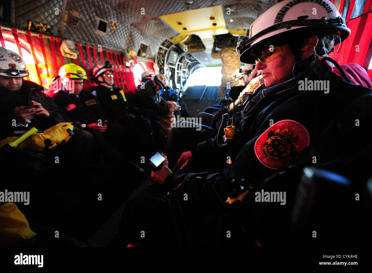 Miembros de Maryland de búsqueda y salvamento en zonas urbanas y una fuerza de tareas del ejército de los Estados Unidos vuelan a bordo de un helicóptero CH-47 asignado al Ejército de Georgia Foto de stock