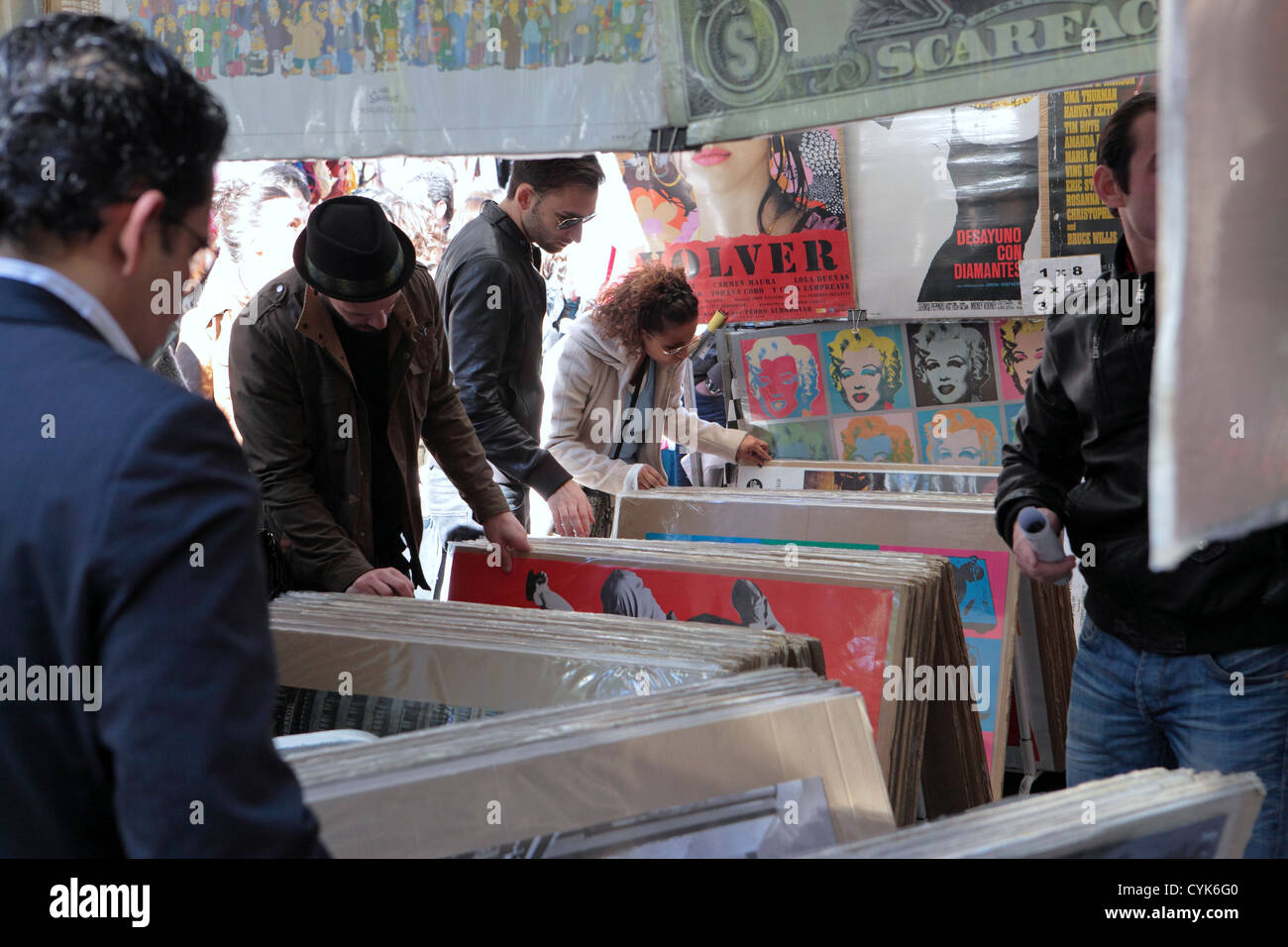 Los navegadores los compradores hojear carteles la reproducción de obras de arte, un mercadillo de El Rastro de Madrid, España Foto de stock