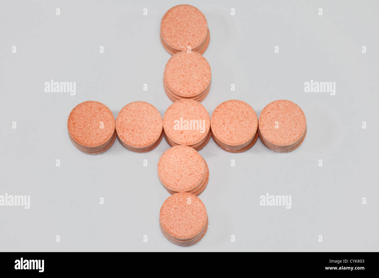 Pills dispuestos en forma de cruz, close-up Foto de stock