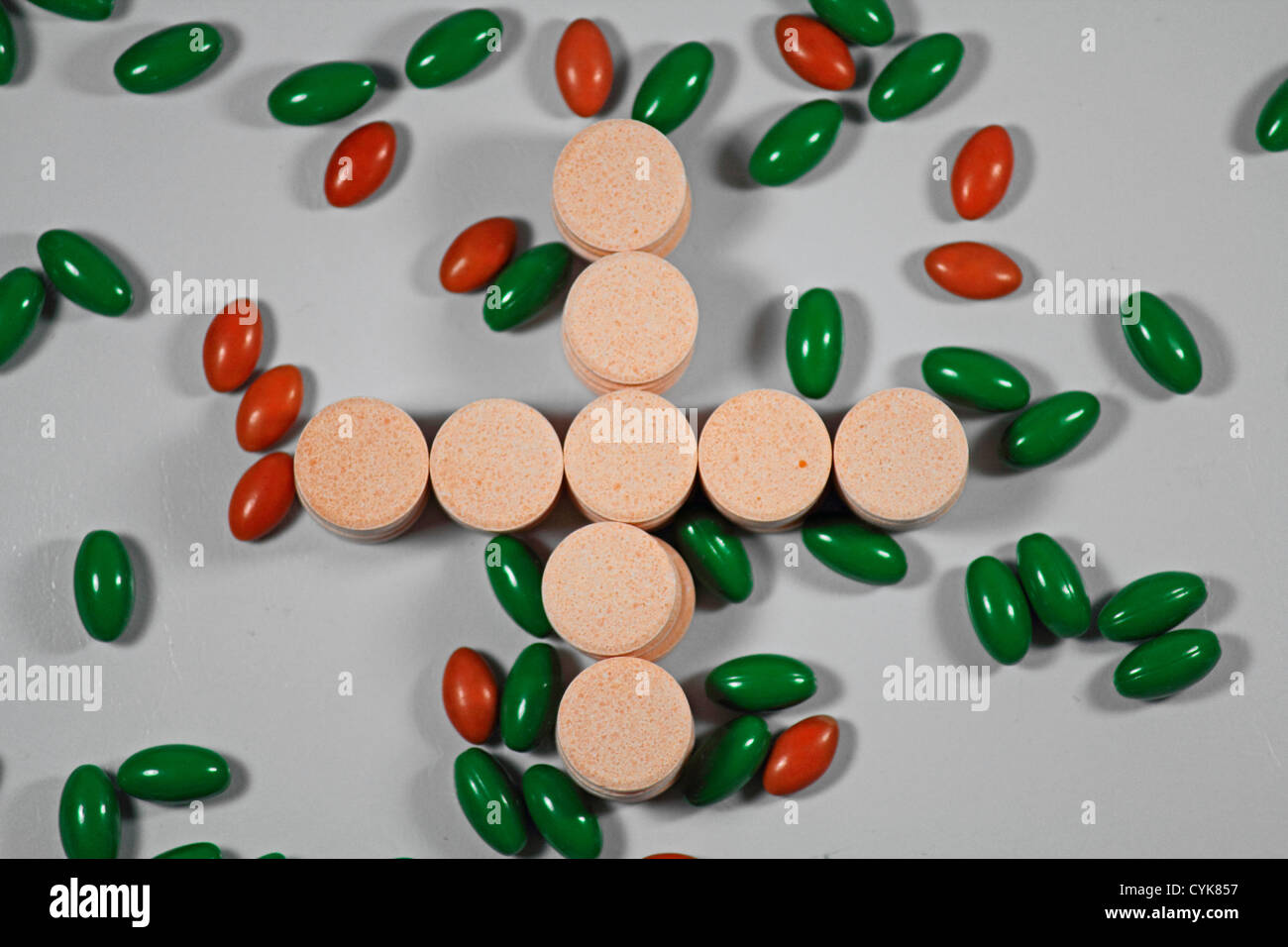 Pills dispuestos en forma de cruz, close-up Foto de stock