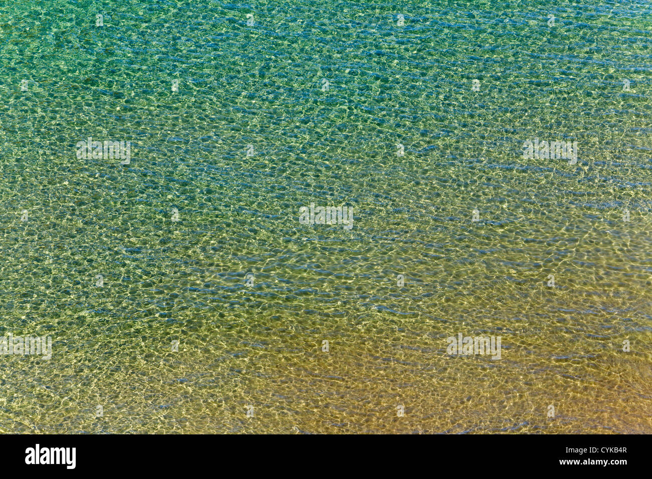 Mar turquesa; Agua Clara; Cornwall; UK Foto de stock