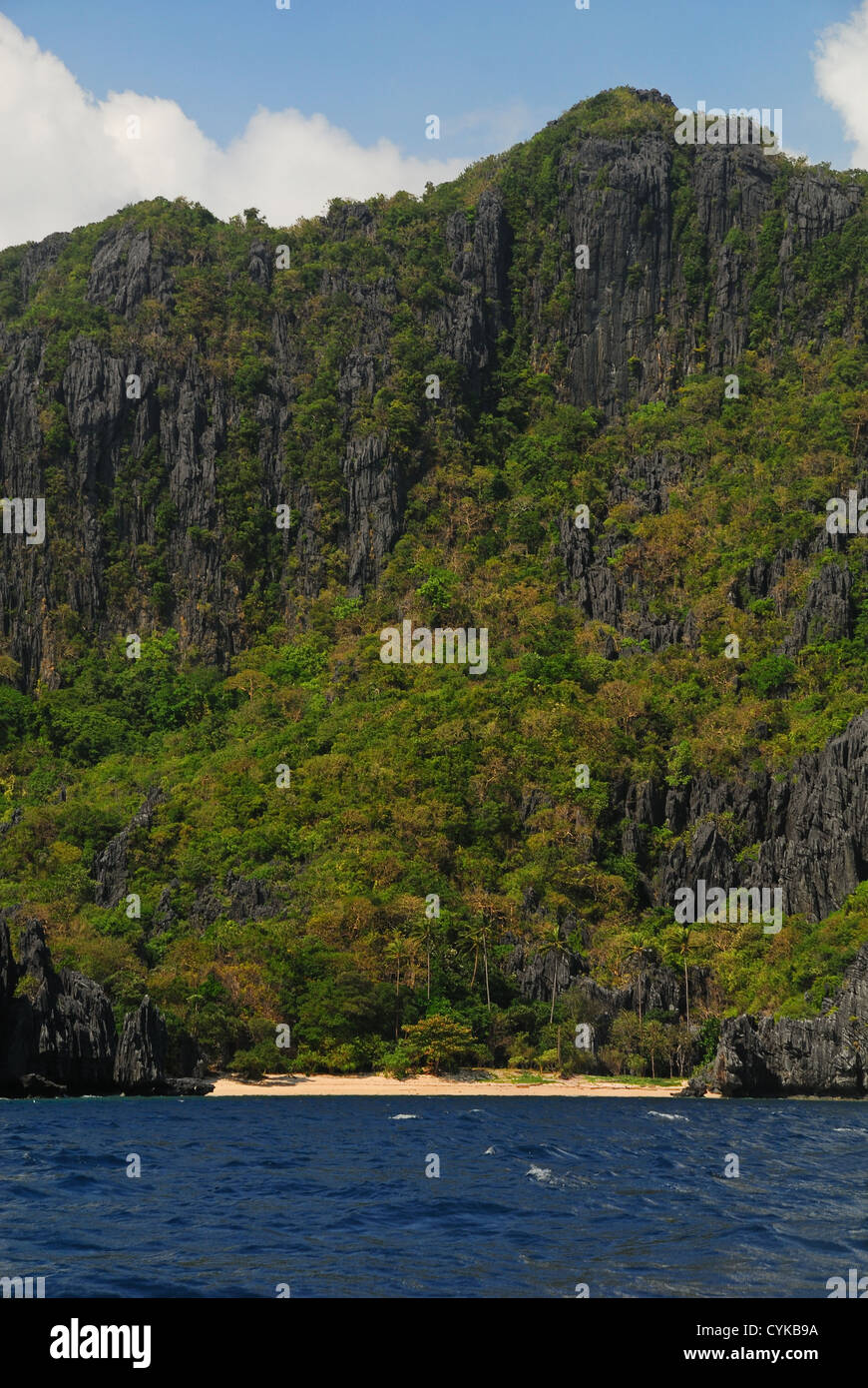 Playa aislada en el archipiélago Bacuit fuera de El nido, en Palawan, Filipinas Foto de stock