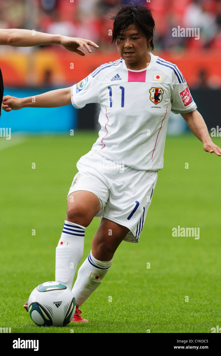 Shinobu Ohno de Japón sobre la pelota durante Copa Mundial Femenina Grupo contra México en la Copa Mundial Femenina de la FIFA Estadio Fotografía de stock -