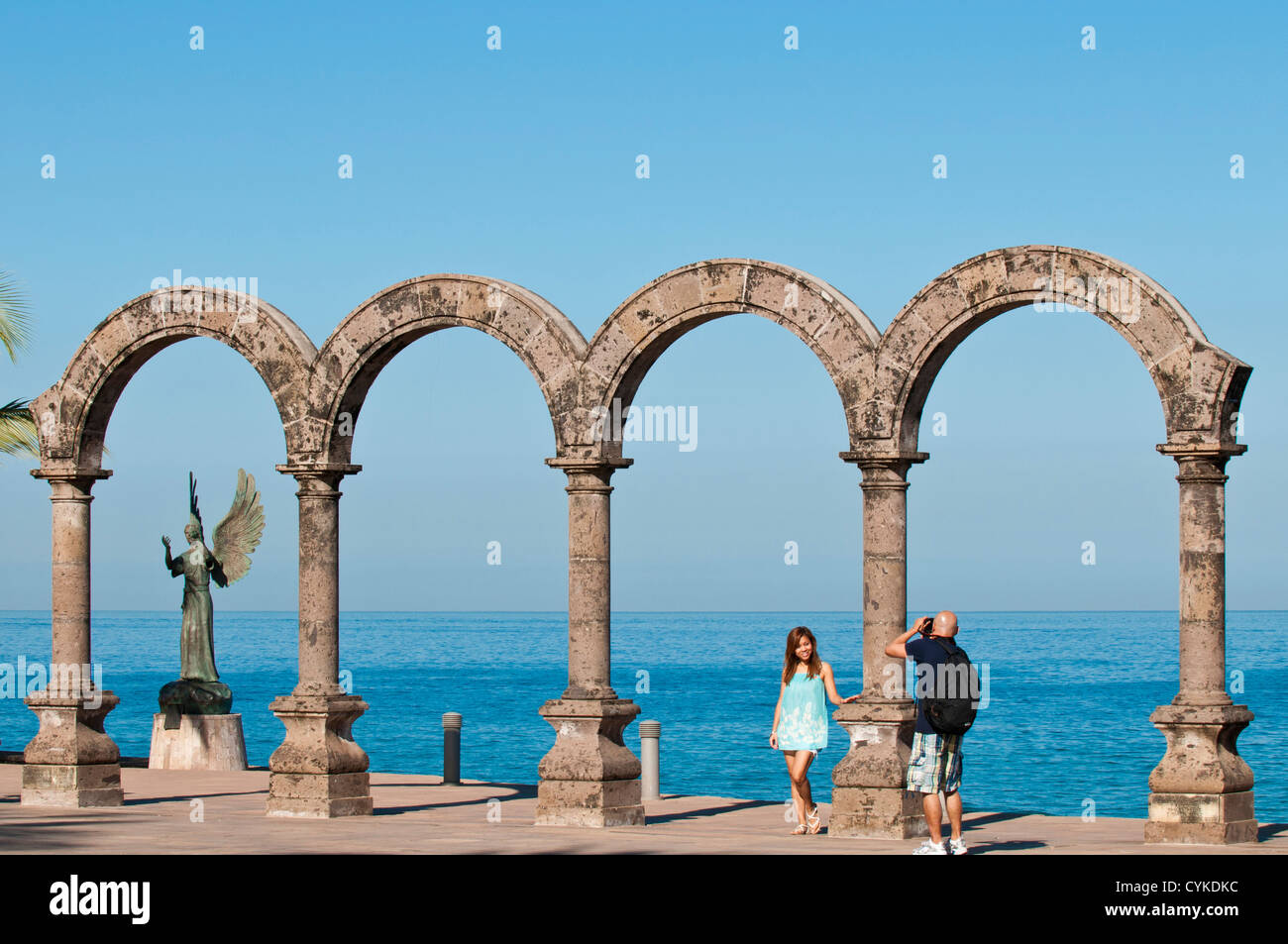 México, Puerto Vallarta. Los Arcos y Ángel de la esperanza y mensajera de  la paz, escultura en el Malecón, Puerto Vallarta, México Fotografía de  stock - Alamy