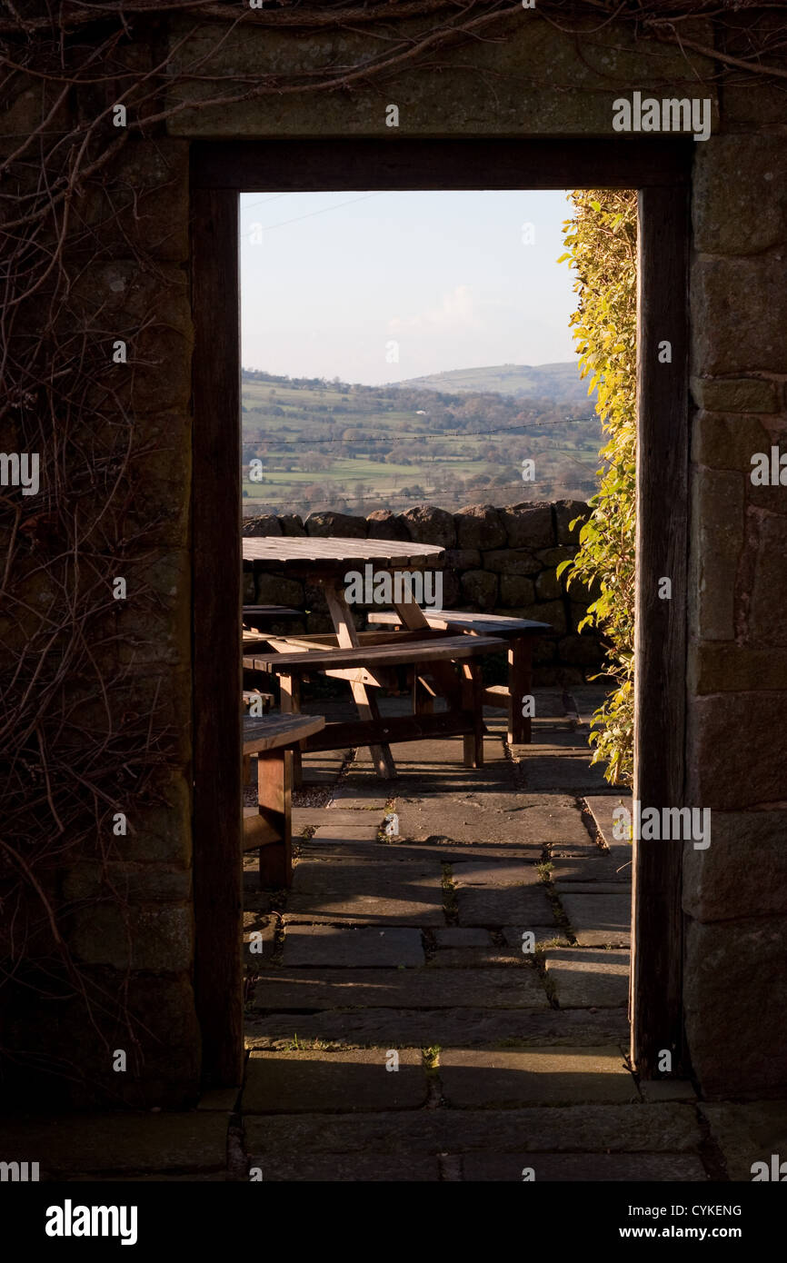 Las salas de té de cucarachas cerca de Upper Hulme en Staffordshire, con vistas a través del marco de la puerta exterior Foto de stock