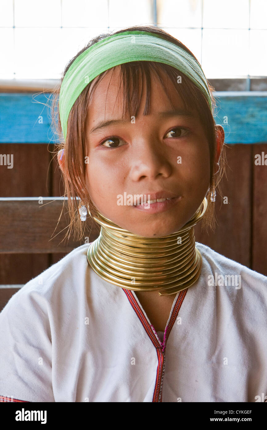 Myanmar, Birmania. Jóvenes mujeres Padaung cuello de latón con bobinas, Lago Inle, el Estado de Shan. Los Padaung son también llamados Kayan Lahwi. Foto de stock