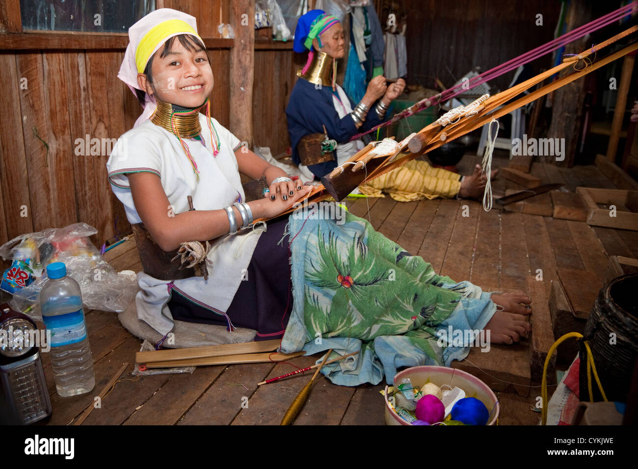 Myanmar, Birmania. Jóvenes mujeres Padaung cuello de latón con bobinas, Lago Inle, el Estado de Shan. Foto de stock
