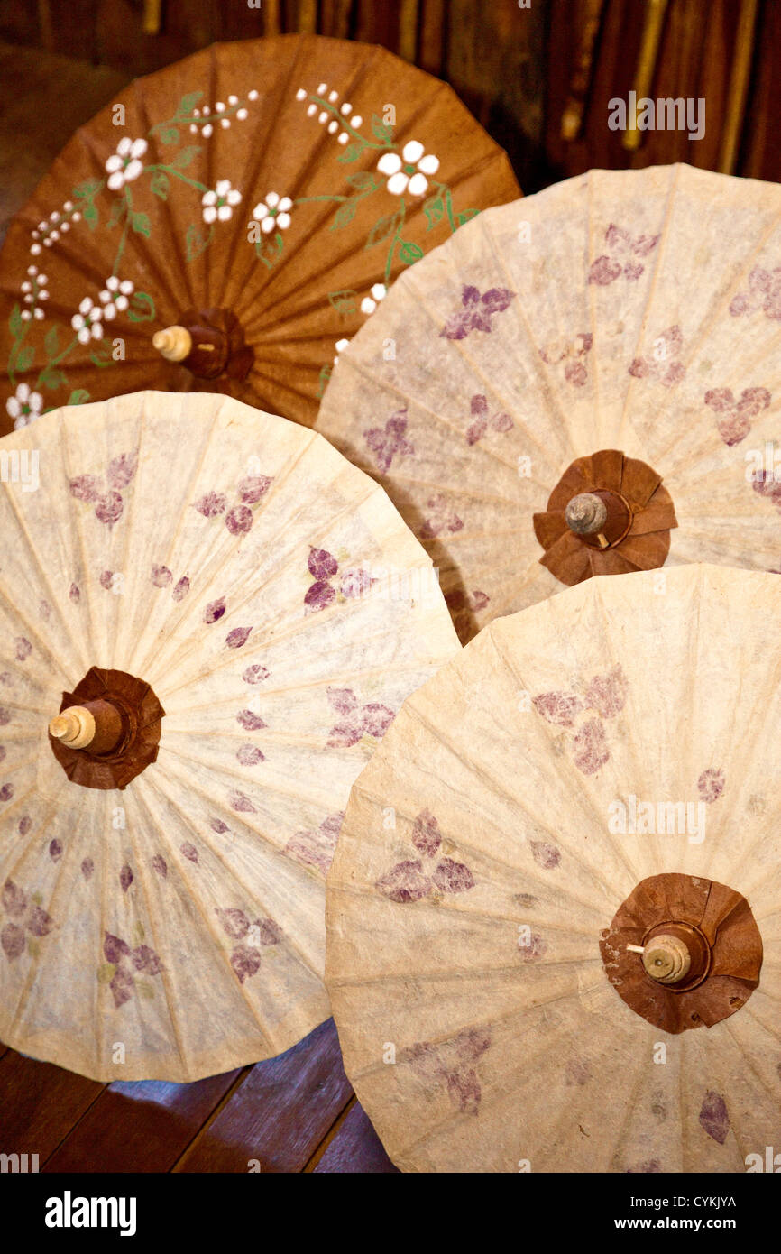 Myanmar, Birmania. Paraguas, sombrillas de Birmania, Inle Lake, en el estado de Shan. Foto de stock