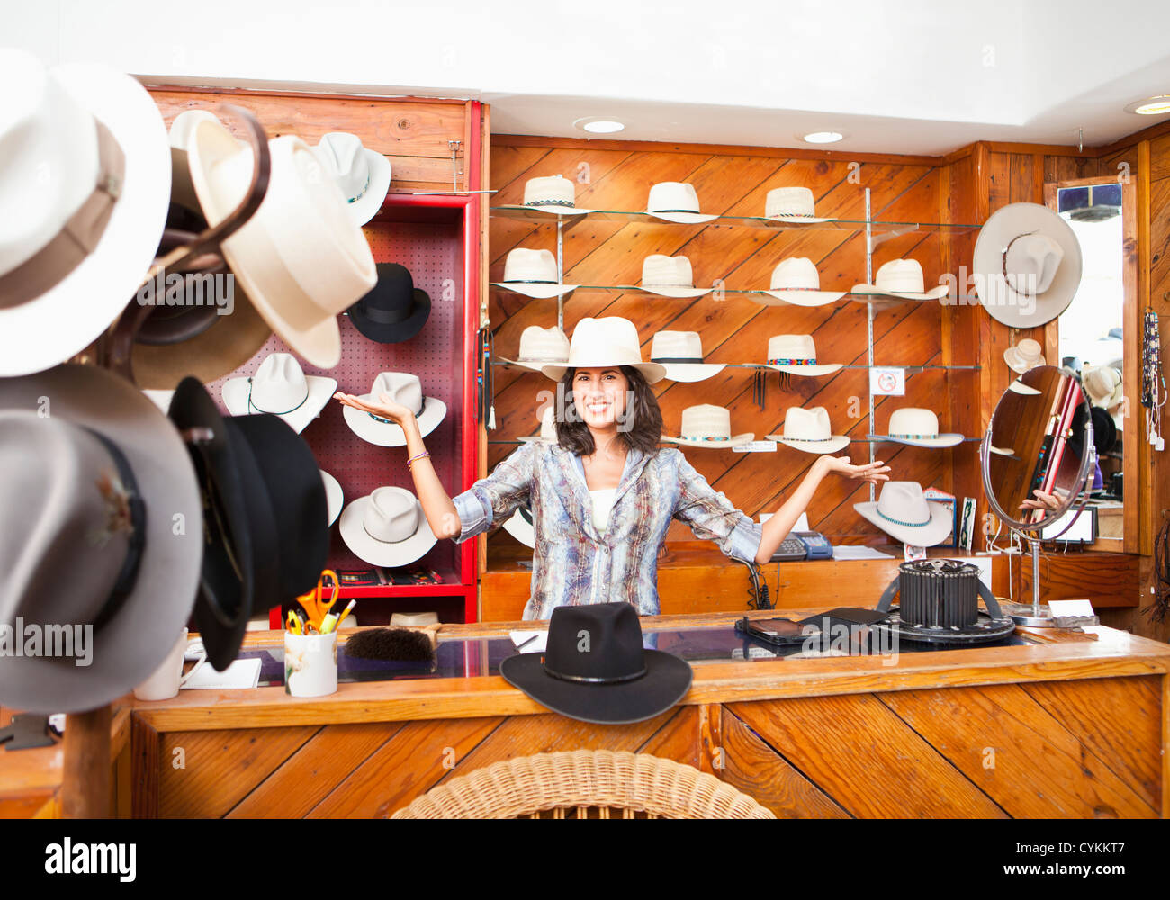Mujer Ecuatoriana trabajan en hat store Foto de stock