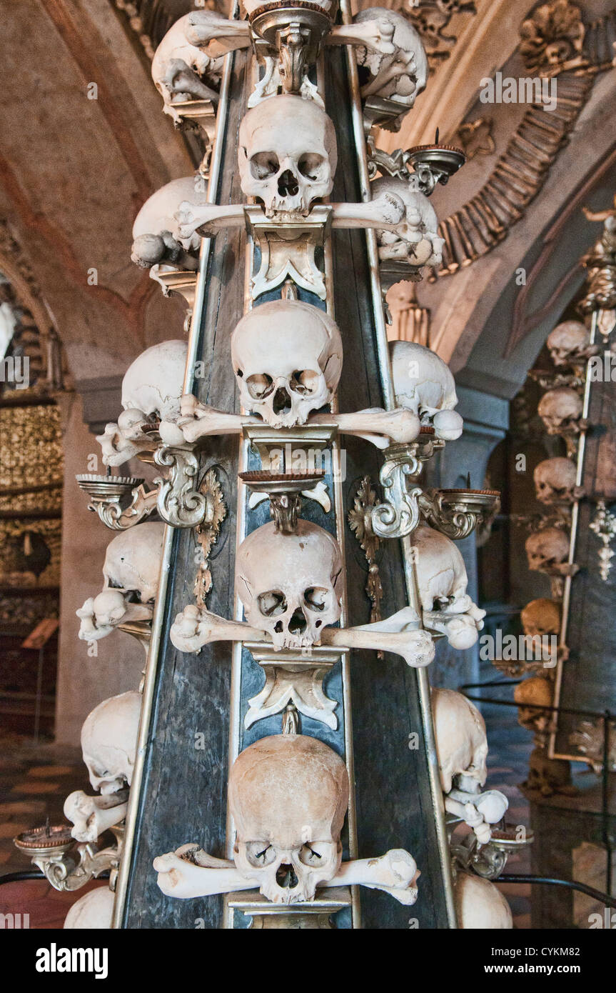 La extraña Iglesia de hueso en Kutná Hora, cerca de la ciudad de Praga,  República Checa, donde todo está hecho de huesos humanos Fotografía de  stock - Alamy