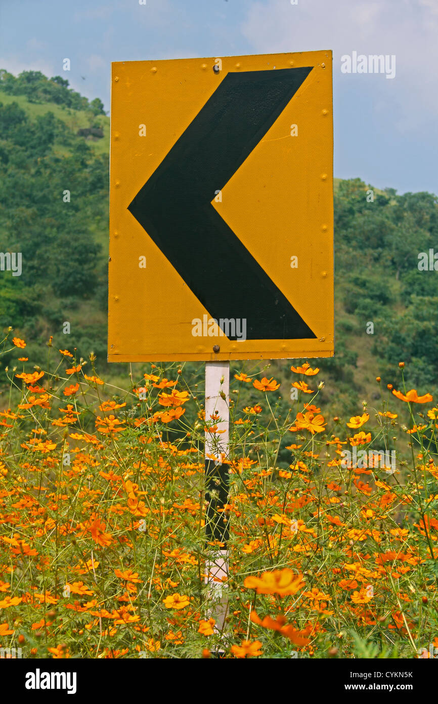 Señal de carretera junta mostrando indicaciones de conducción giro Katraj Highway Foto de stock